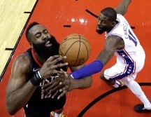 James Harden (#13) tuvo su trigésimo juego del año con 30 puntos o más. AP/D. Phillip