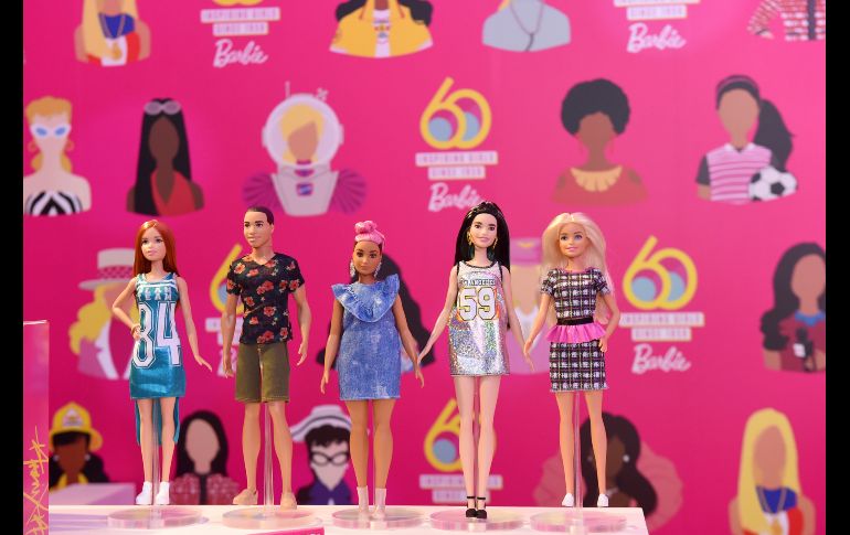 Según un comunicado de Mattel, en estas seis décadas se han hecho muñecas Barbie que representan más de 200 profesiones y oficios. AP/ D. Bondareff