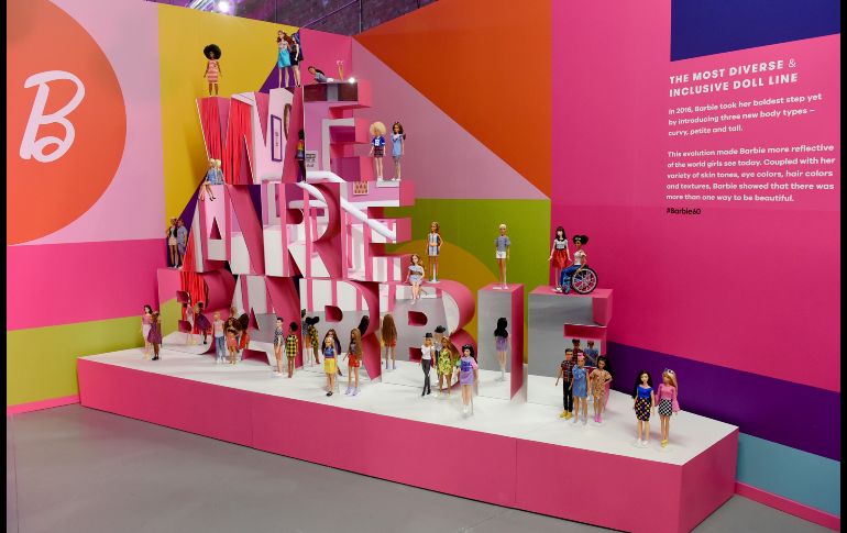 Según un comunicado de Mattel, en estas seis décadas se han hecho muñecas Barbie que representan más de 200 profesiones y oficios. AP/ D. Bondareff