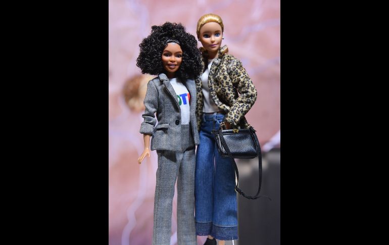 Según un comunicado de Mattel, en estas seis décadas se han hecho muñecas Barbie que representan más de 200 profesiones y oficios. AFP/ A. WEISS