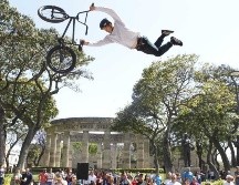 El deportista realizó una presentación de exhibición este sábado, en la explanada del Paseo Alcalde. EL INFORMADOR / A. Ramírez