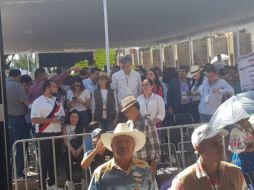 Los manifestantes muestran sus pancartas mientras esperan al Presidente. EL INFORMADOR/Y. Mora