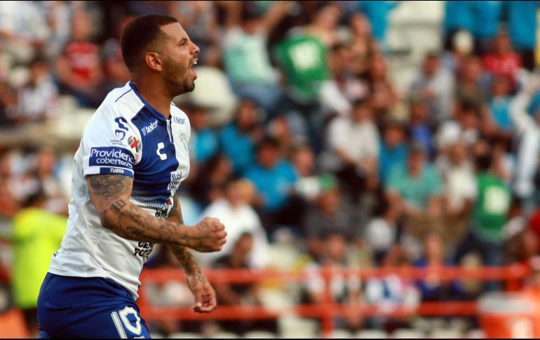 El colombiano Edwin Cardona celebra uno de sus dos goles ante Tijuana. AFP/R. Vázquez