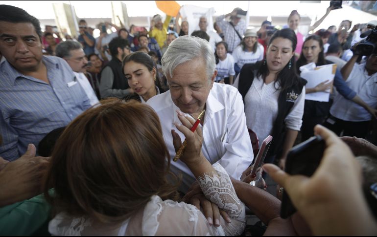López Obrador saluda a varios simpatizantes tras el evento. EL INFORMADOR/F. Atilano