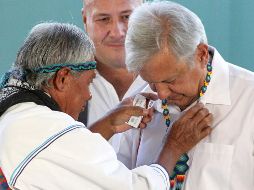 El mandatario recibió varios regalos de parte de los asistentes. AFP/U. Ruiz
