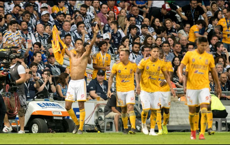 Julian Quiñones (i) de Tigres festeja una anotación ante Rayados de Monterrey. EFE/M. Sierra