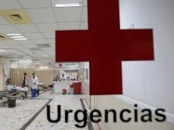 Paramédicos de la Cruz Roja, quienes trasladaron a la víctima al hospital. EL INFORMADOR/ARCHIVO