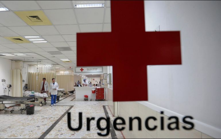 Paramédicos de la Cruz Roja, quienes trasladaron a la víctima al hospital. EL INFORMADOR/ARCHIVO