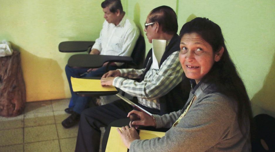 Los cursos impartidos por Organización de Invidentes Unidos de Jalisco A.C. dan la opción de independencia a muchas personas con discapacidad visual. EL INFORMADOR / E. López