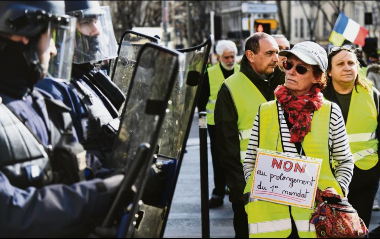 Una mujer encara a los antimotines durante la jornada de protesta. AFP