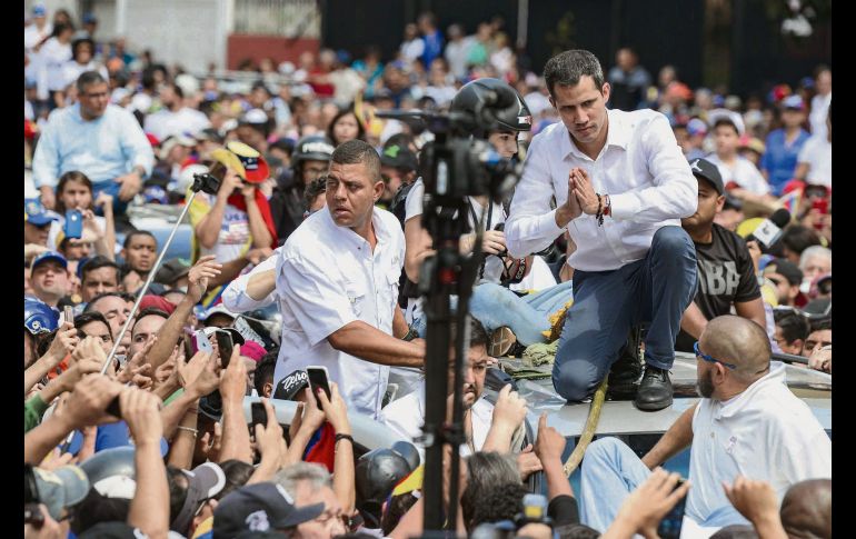 Juan Guaidó, con simpatizantes en la capital venezolana. AFP