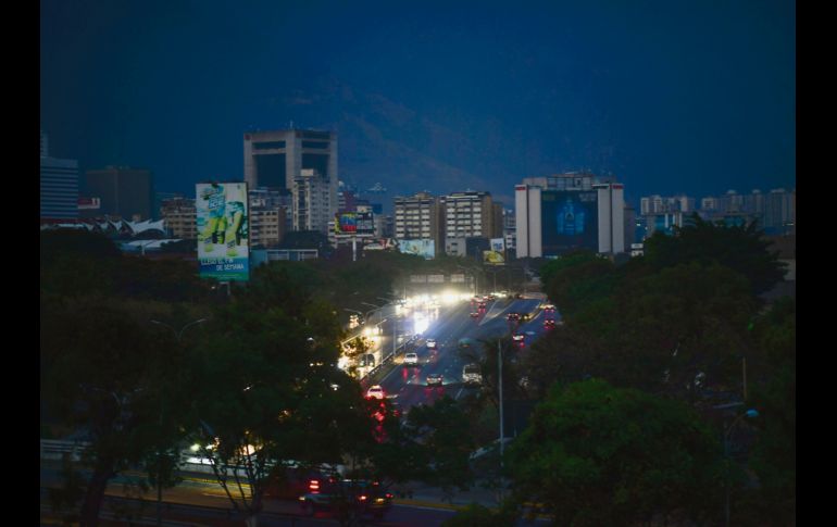 Así lucen los atardeces en la ciudad de Caracas, ante la ausencia de electricidad. La foto fue  tomada el viernes. AFP
