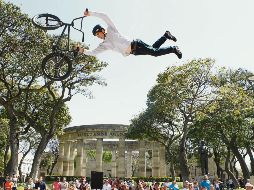 Ayer, en la explanada del Paseo Alcalde, el rider mexicano dio una exhibición de su talento, ante la mirada de los tapatíos. EL INFORMADOR / A. Camacho