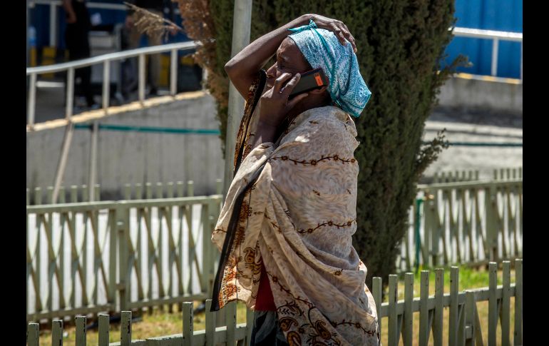Una mujer con un familiar entre las víctimas habla por teléfono en el aeropuerto de Adís Abeba.