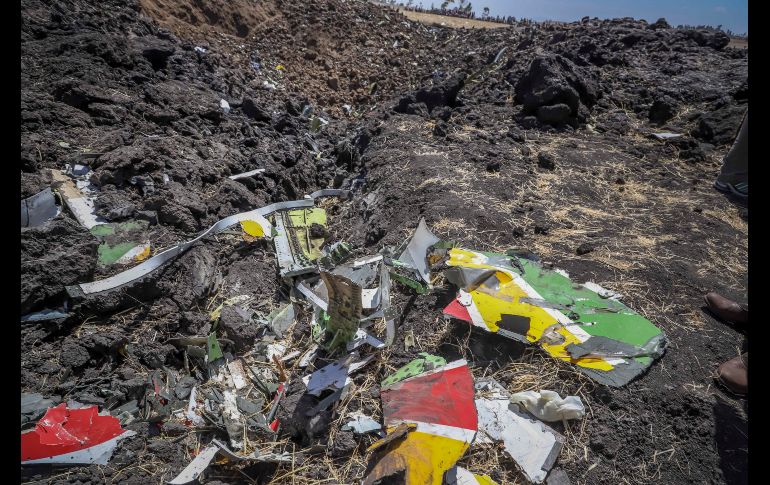 Restos del avión Ethiopian Airlines que se estrelló en la zona de Hejeri, cerca de la localidad de Bishoftu, en Etiopía.