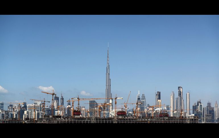 Grúas operan en un área de construcción en Dubai, Emiratos Árabes Unidos. Al centro se observa la torre más alta del mundo, la Burj Khalifa. AFP/K. Sahib