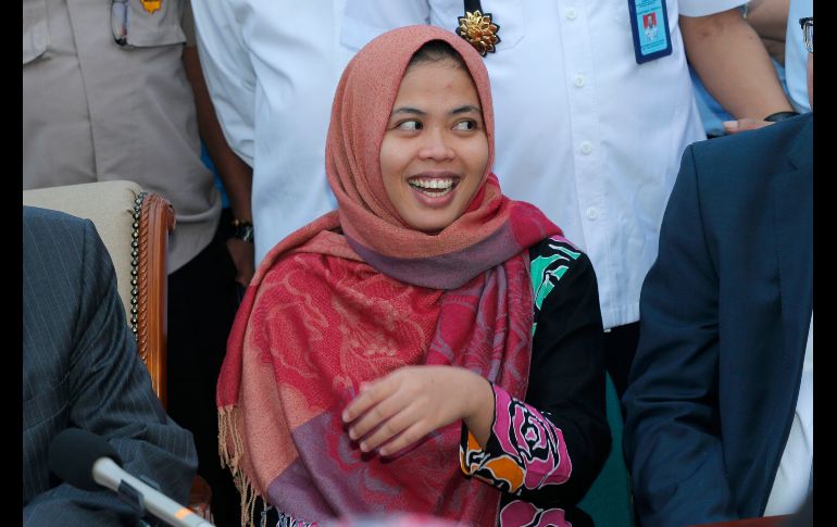 La indonesia Siti Aisyah reacciona en una conferencia de prensa en Yakarta, Indonesia, a su regreso de Malasia.  La mujer, que estuvo retenida durante dos años como sospechosa en la muerte del hermano del líder de Corea del Norte, Kim Jong Un, quedó libre el lunes luego de que la fiscalía de Malasia retiró de forma inesperada el cargo de asesinato en su contra. AP/T. Syuflana
