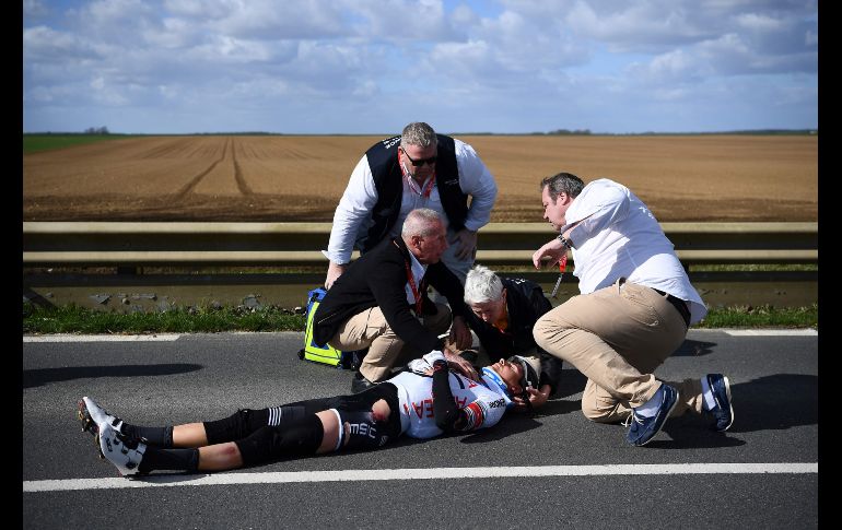 El francés Warren Barguil recibe atención médica tras una caída en Bellegarde, Francia, durante la segunda etapa de la carrera ciclista París-Niza. AFP/A. Poujoulat