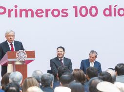 Ante representantes de los tres poderes e integrantes de su gabinete, AMLO dijo que resolverán la saturación del actual aeropuerto de la Ciudad de México en tres años. NTX / J. Pazos