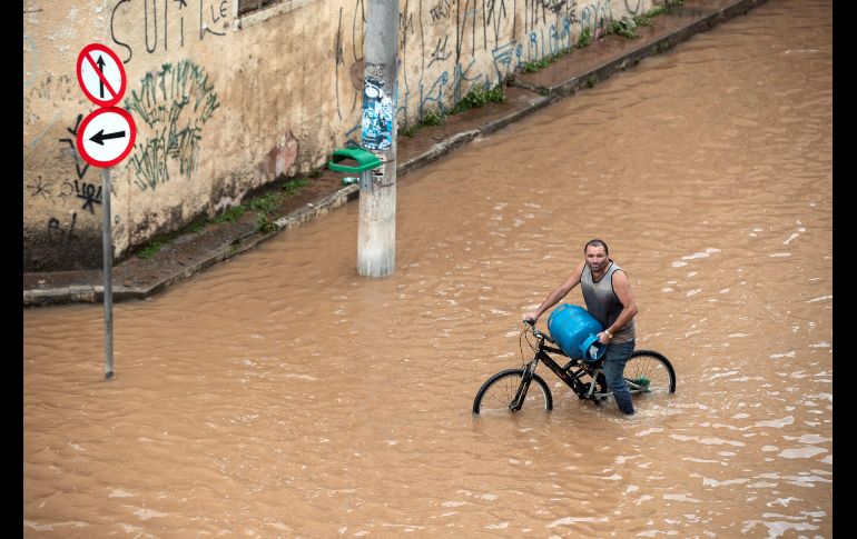 Una calle inundada en Sao Paulo, Brasil. Al menos siete personas murieron en la región metropolitana de Sao Paulo por un fuerte temporal que se registró desde la noche del domingo. EFE/S. Moreira
