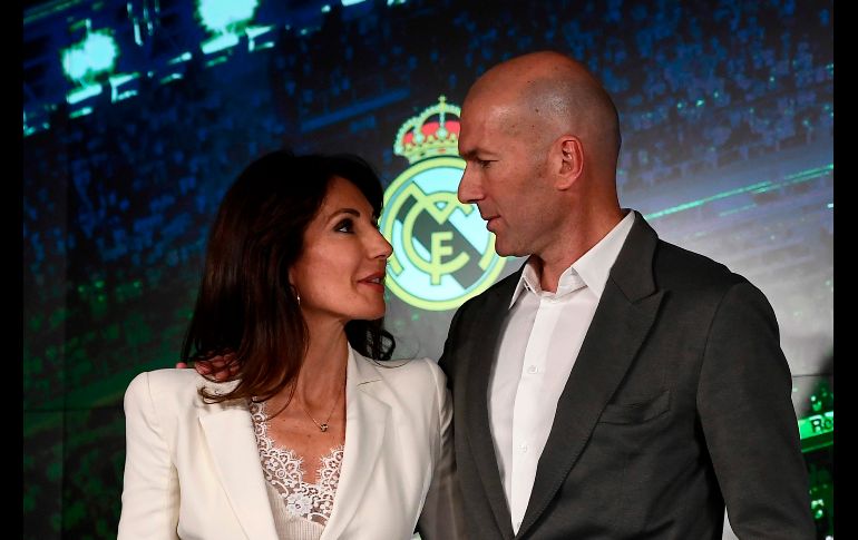 El francés Zinedine Zidane junto a su esposa Veronique, durante su presentación como entrenador del Real Madrid en la capital española. AFP/P. Marcou