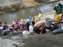 La población en Venezuela se encuentra desesperada por conseguir agua y comida. AP / F. Llano