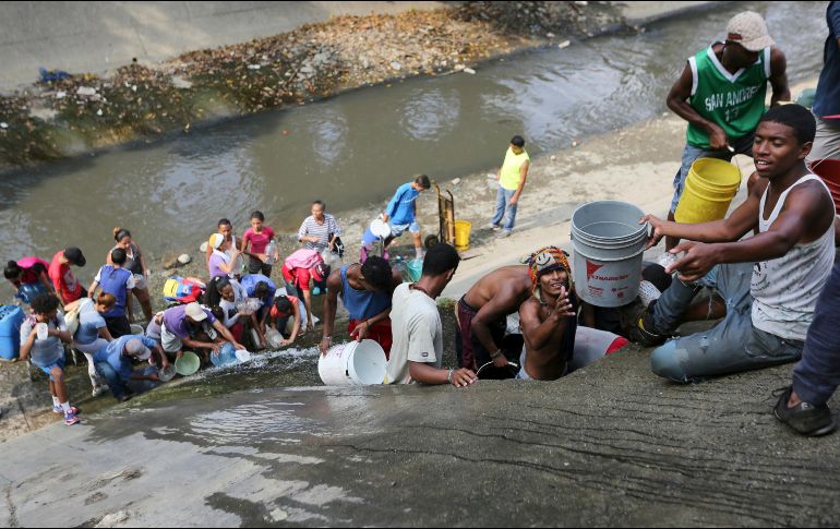 La población en Venezuela se encuentra desesperada por conseguir agua y comida. AP / F. Llano