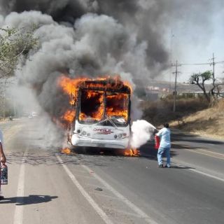 En distintos lugares, sofocan incendio en Patrulla y camión de pasajeros