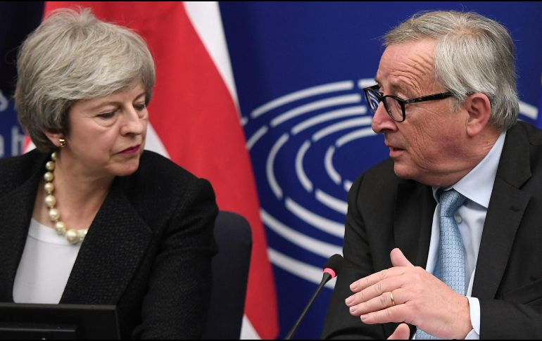 Theresa May, primera ministra  de Reino Unido, y Jean-Claude Juncker, presidente de la Comisión Europea, hablan a la prensa después de su reunión en Estrasburgo. AFP/F. Florin