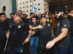 Al llegar ayer a la Ciudad de México, los Dorados de Sinaloa y su técnico Diego Maradona, levantaron gran revuelo en el aeropuerto capitalino. EL UNIVERSAL