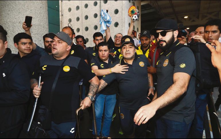 Al llegar ayer a la Ciudad de México, los Dorados de Sinaloa y su técnico Diego Maradona, levantaron gran revuelo en el aeropuerto capitalino. EL UNIVERSAL