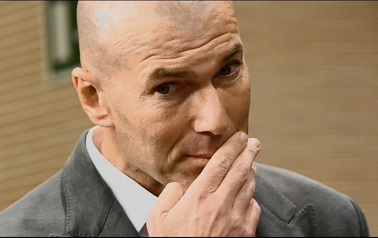 La seriedad de “Zizou” en su presentación como salvador del Madrid fue evidente. El desafío es mayúsculo. AFP