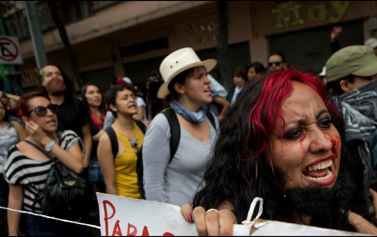 El dictamen causó protestas afuera del tribunal por parte colectivos feministas. ARCHIVO / AP