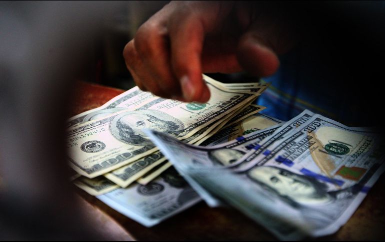El tipo de cambio para solventar operaciones denominadas en moneda extranjera pagaderas en el país se coloca en 19.4243 pesos. EL INFORMADOR / ARCHIVO