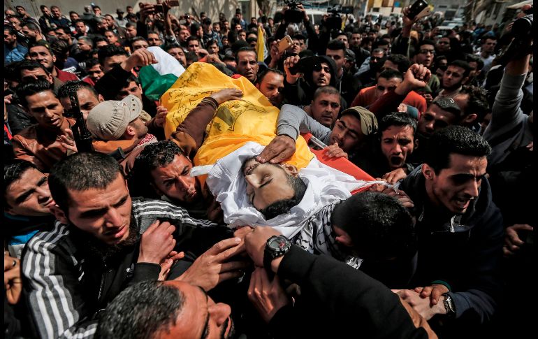 Palestinos cargan el cuerpo de Mousa Mousa en su funeral en Deir al-Balah, en la Franja de Gaza. El palestino de 23 años murió a consecuencia de disparos de fuerzas israelíes durante enfrentamientos en la frontera. AFP/M. Hams