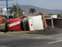 El primer incidente ocurrió poco después de las diez de la mañana a la altura de la curva del 40, a unos dos kilómetros del entronque con el Macrolibramiento. ESPECIAL / PC Tlajomulco