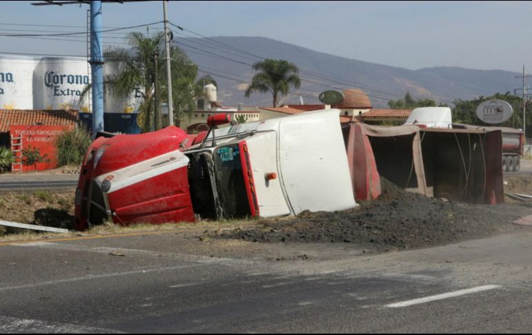 El primer incidente ocurrió poco después de las diez de la mañana a la altura de la curva del 40, a unos dos kilómetros del entronque con el Macrolibramiento. ESPECIAL / PC Tlajomulco