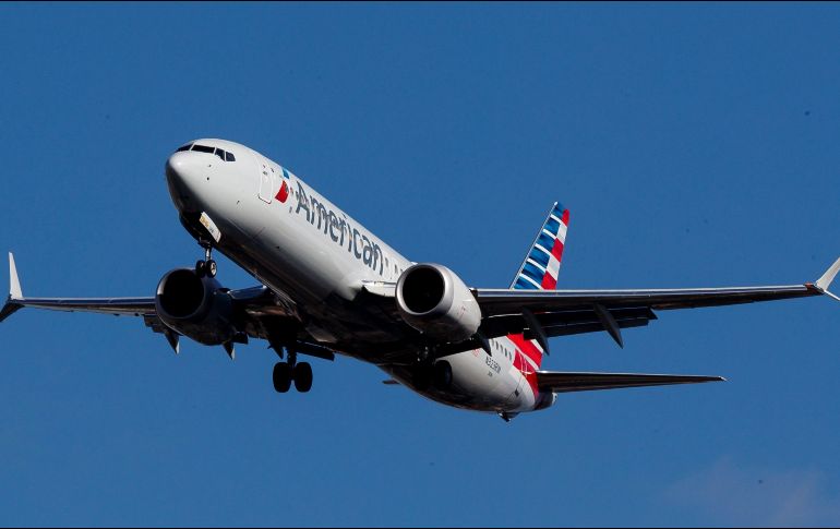 Un avión Boeing 737 Max 8 de American Airlines despega este martes, desde el aeropuerto LaGuardia, en Nueva York. EFE/J. Lane