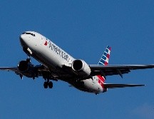 Un avión Boeing 737 Max 8 de American Airlines despega este martes, desde el aeropuerto LaGuardia, en Nueva York. EFE/J. Lane