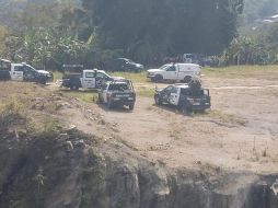 Oficiales encontraron, en el camino de terracería donde se desarrolló el intercambio de tiros, una construcción de madera en donde se almacenaban armas, radios, cartuchos y vehículos. TWITTER