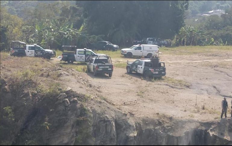 Oficiales encontraron, en el camino de terracería donde se desarrolló el intercambio de tiros, una construcción de madera en donde se almacenaban armas, radios, cartuchos y vehículos. TWITTER