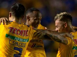 Carlos Salcedo festeja con sus compañeros el tanto que puso a Tigres en Semifinales. AFP