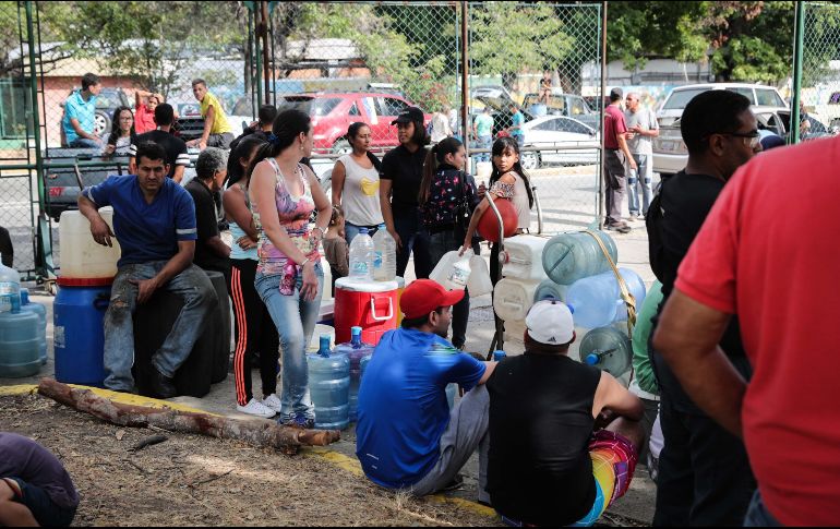 Cientos de personas hacen filas para llenar envases con agua de pozos subterráneos, en tanto que unos 50 camiones cisterna la reparten a zonas más alejadas. EFE/R. Martínez