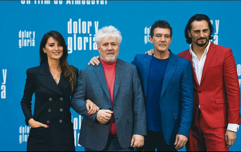 Penélope Cruz, Pedro Almodóvar, Antonio Banderas y Asier Etxeandia, durante la presentación del filme. AFP