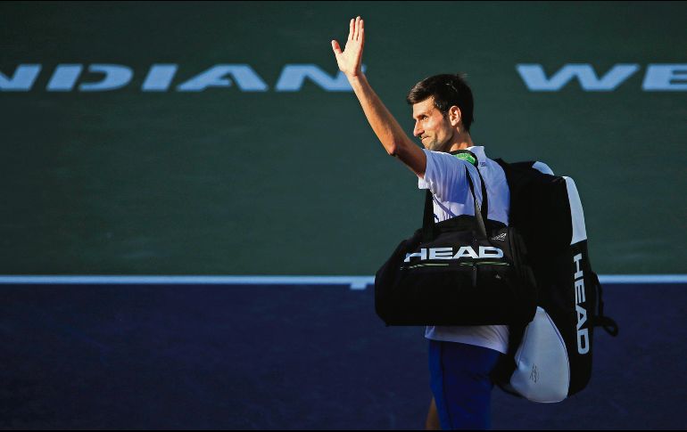 Novak Djokovic saluda al público tras caer ayer ante el alemán Philipp Kohlschreiber. AFP