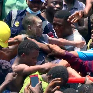 Niños quedan atrapados en derrumbe de escuela en Nigeria