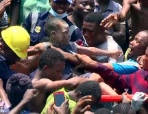 Un niño recibe ayuda tras su rescate de entre los escombros de la escuel en Lagos. AP