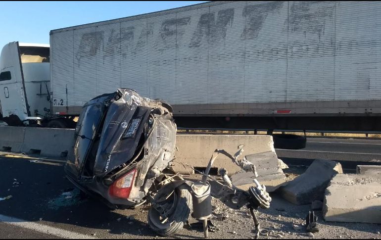 Bomberos de la corporación apoyaron en las labores de limpieza debido a que se derramó diésel en la vía. ESPECIAL / Protección Civil Jalisco