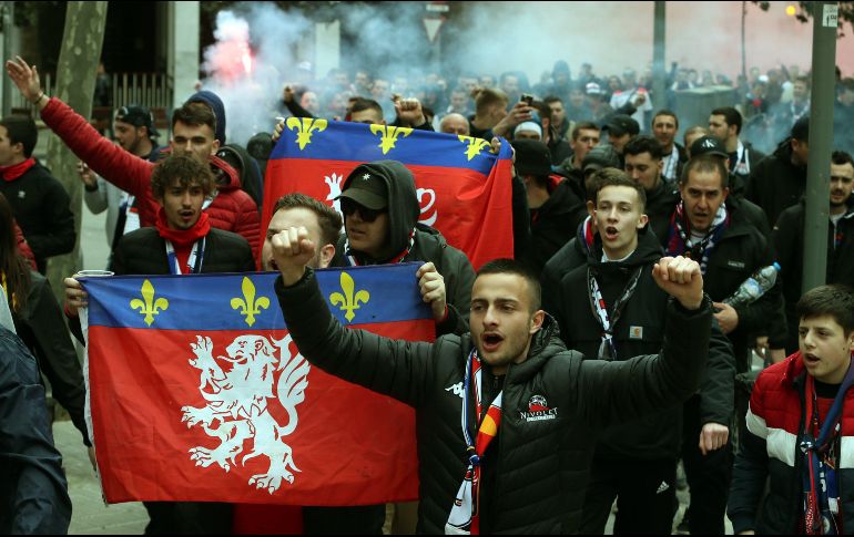 Ante el desplazamiento de cuatro mil 500 seguidores del club francés a la ciudad catalana, las autoridades desplegaron un dispositivo de seguridad pero, aun así, se registraron incidentes. EFE / T. Albir