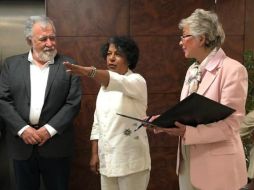 Olga Sánchez Cordero tomó protesta a Candelaria Ochoa ayer martes como la nueva titular de Conavim. TWITTER / @CandeOchoaA